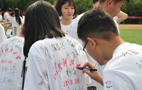 青島高校舉行畢業(yè)典禮，文化衫留言成風景線